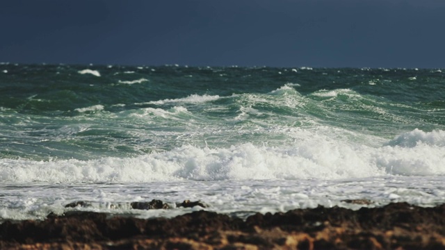 汹涌的地中海和海浪视频素材