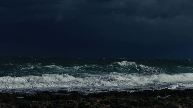 汹涌的地中海和海浪视频素材