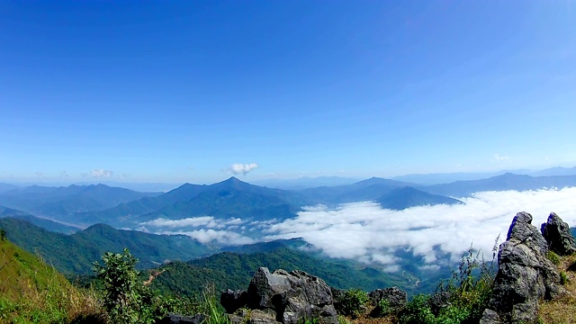 时间流逝鸟瞰图风景移动云反对乡村自然，山和森林视频素材