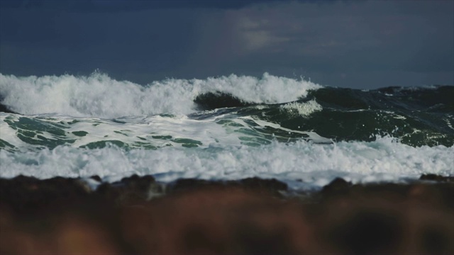 汹涌的地中海和海浪视频素材