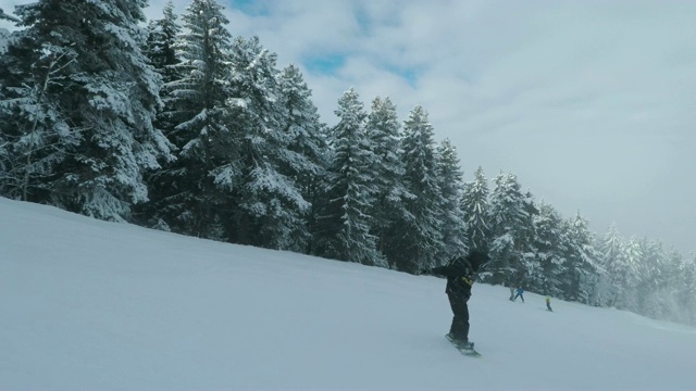 一个在雪地上用滑雪板滑行的人视频素材