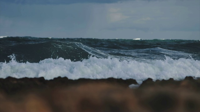 汹涌的地中海和海浪视频素材