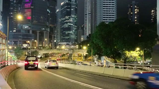 香港摩天大楼之间的夜间交通。快动作视频素材