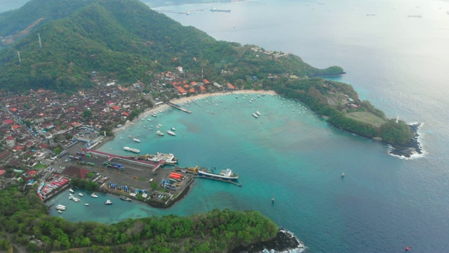 热带海滩和巴厘岛小镇，港口，船只和蓝海。鸟瞰图视频素材