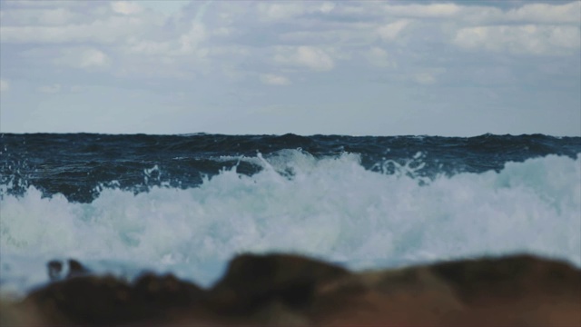 汹涌的地中海和海浪视频素材