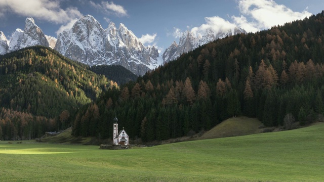 圣约翰教堂在Val di Funes, Dolomites，意大利。视频素材