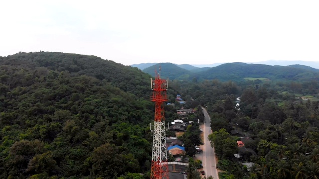 无人机拍摄的鸟瞰图风景通讯塔与自然农业农场在农村地方视频素材