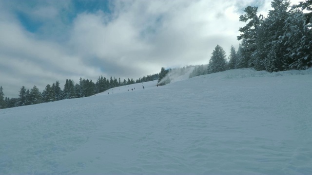 人们用滑雪板从山上下来的静态画面视频素材