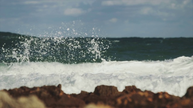 汹涌的地中海和海浪视频素材