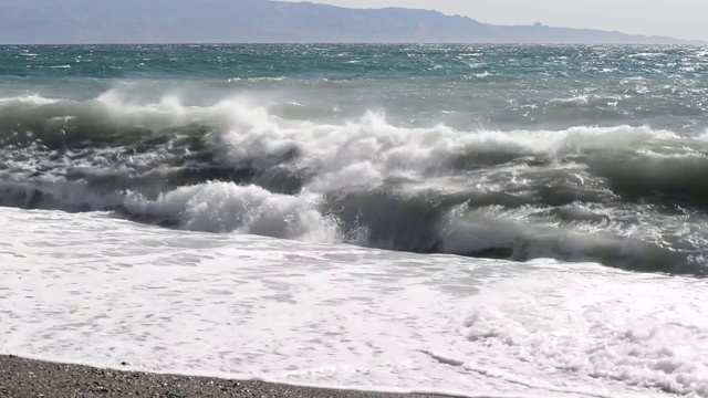 夏末的一天，海滩上的波浪视频素材