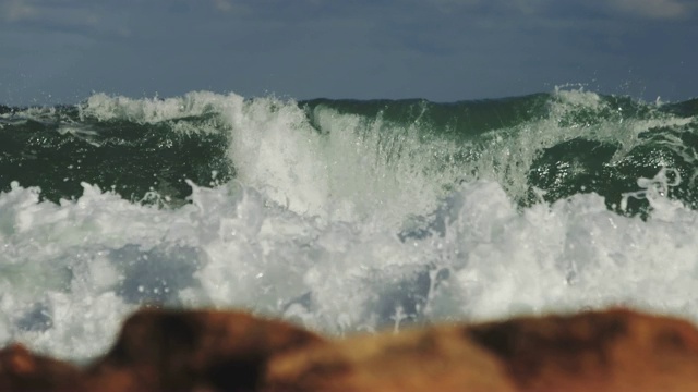 汹涌的地中海和海浪视频素材