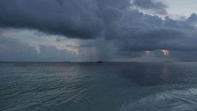 海滩上美丽的日落。华丽的背景。蓝色的水和白色的沙子在浅蓝色的天空和白云的背景。视频素材