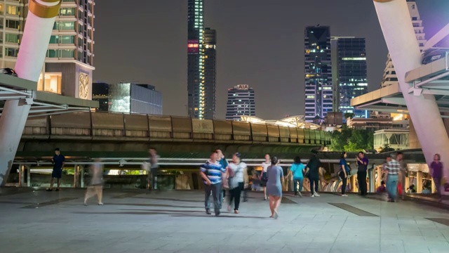 人们走在曼谷中央商务区的空中人行道上视频素材