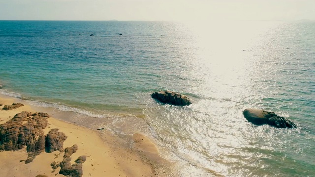 岛上的海洋，细沙沙滩和蓝色的海浪在早晨。视频素材