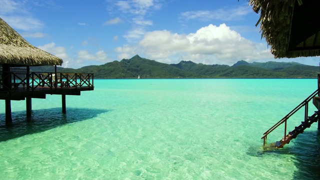 热带度假海滩上海边的平房小屋视频素材