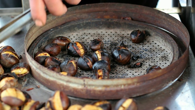 土耳其街头小吃，烤栗子烧烤，特写视频素材