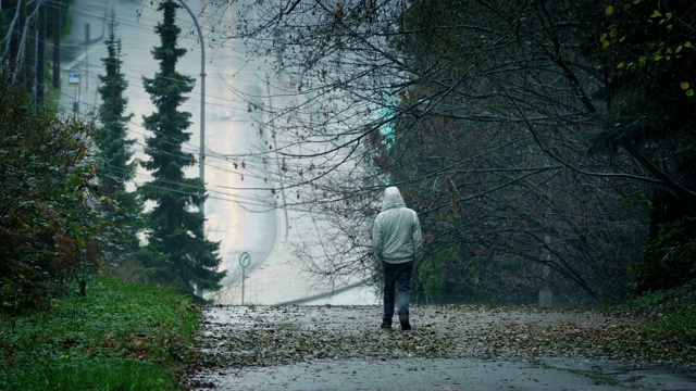 下雨天下山的人视频素材