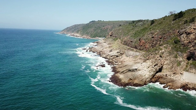 乔治，荒野附近的岩石海岸视频素材