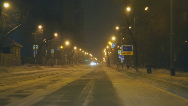 在冬天夜晚的路上开车视频素材