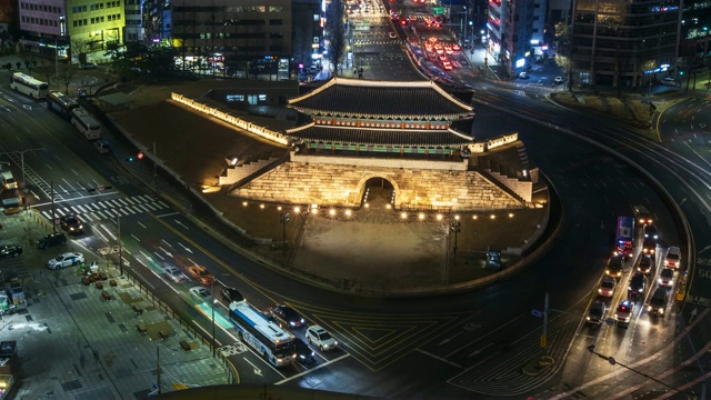 首尔市中心的“南大门”(Namdaemun)门，夜间有灯光轨迹视频素材