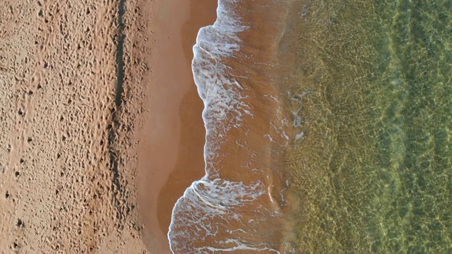 空中俯瞰水晶透明的大海和沙滩视频素材