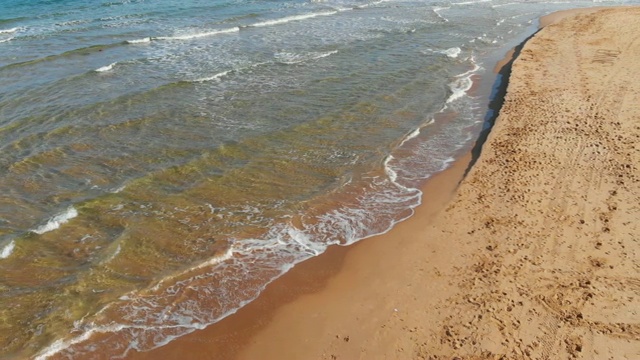 阳光明媚的海滩鸟瞰图视频素材