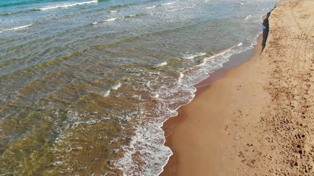 阳光明媚的海滩鸟瞰图视频素材