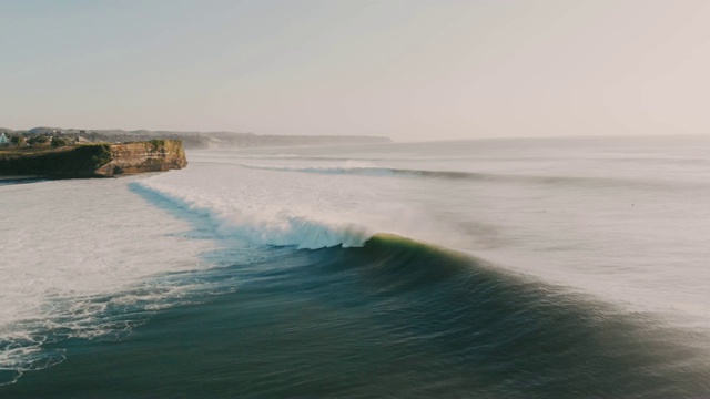 海浪鸟瞰图。视频素材