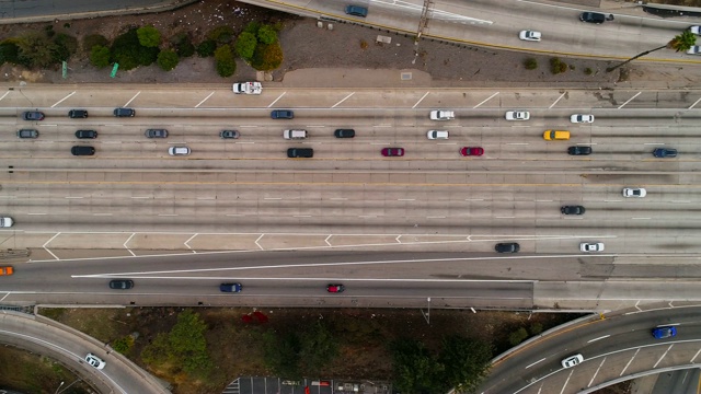 高速公路上的交通状况视频素材