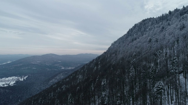 在冬天飞过一座小山视频素材