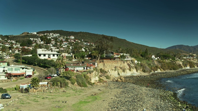 房屋附近的Playa San Miguel, Ensenada - Aerial视频素材