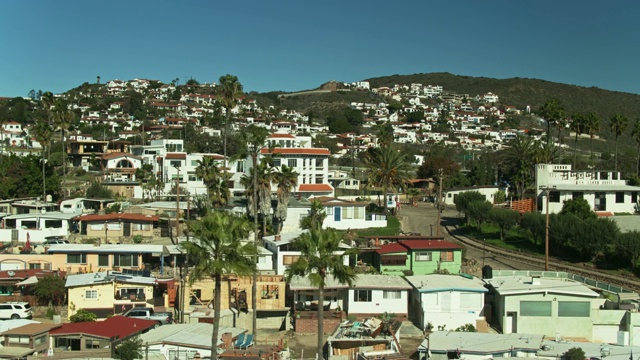 房屋附近的Playa San Miguel, Ensenada - Aerial视频素材