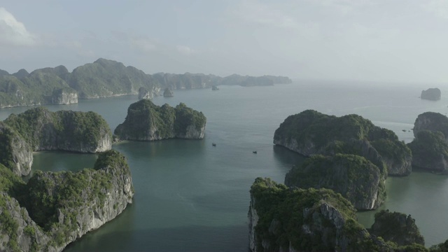 越南下龙湾的石灰岩岛屿视频素材