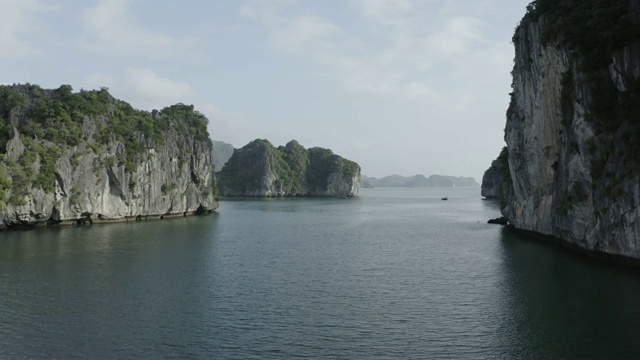 越南下龙湾的石灰岩岛屿视频素材