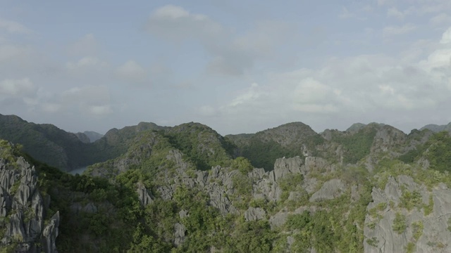 越南下龙湾的石灰岩岛屿视频素材