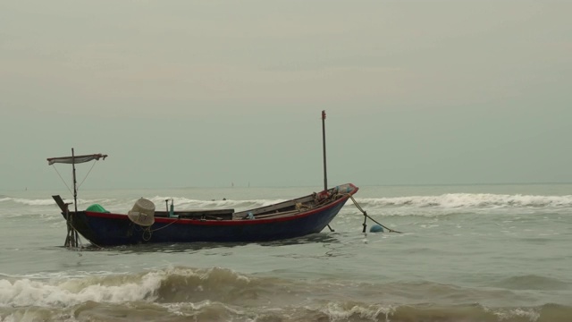 海滩附近的小船视频素材