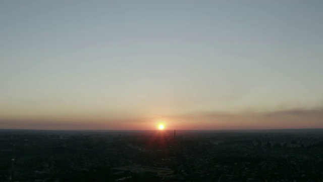 城市日落的全景鸟瞰图视频素材