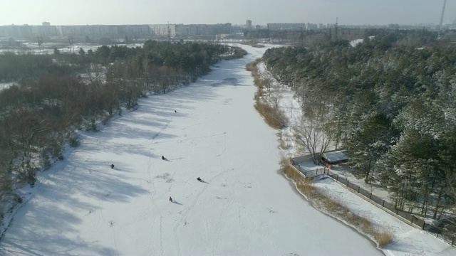 鸟瞰图的河流，渔民在冰上。阳光灿烂的冬日。乌克兰Energodar, 4K视频视频下载