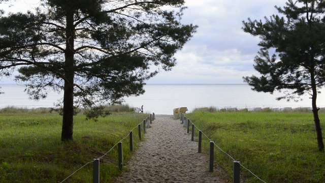 通往海滩的道路，Ostseebad Binz(海滨度假胜地)的背景是波罗的海。宾茨，波罗的海，Rügen岛，梅克伦堡- vorpommern，德国。视频素材