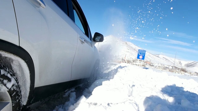 汽车被困在冬天，雪花喷在相机上视频素材