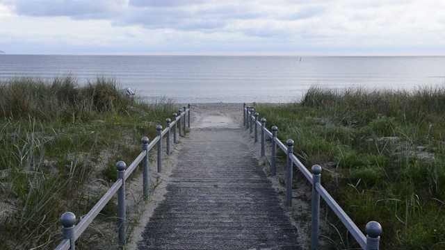 通往海滩的道路，Ostseebad Binz(海滨度假胜地)的背景是波罗的海。宾茨，波罗的海，Rügen岛，梅克伦堡- vorpommern，德国。视频素材