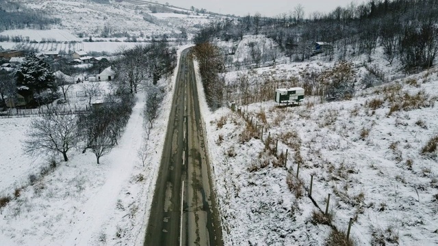 田园诗般的冬天在大自然-雪在路上视频素材