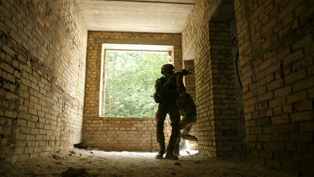 士兵们猛攻被敌人占领的建筑物视频素材