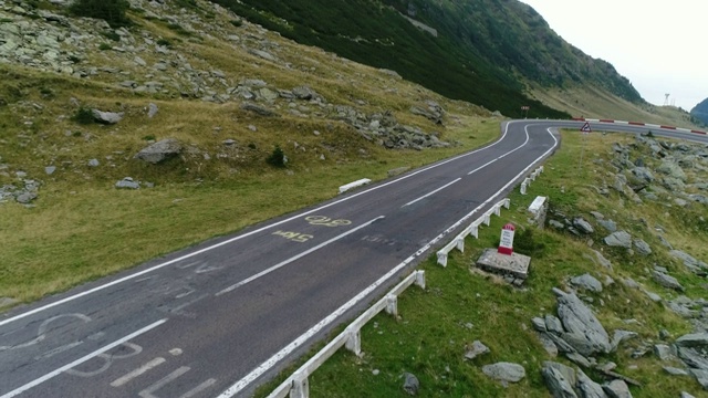 带无人机的山口。Transfagarasan道路。视频下载