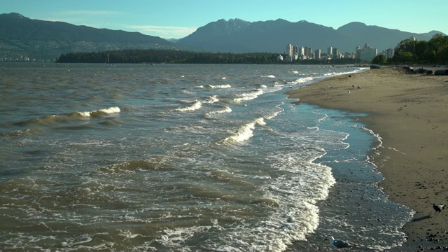 基茨拉诺海滩海浪和海鸥，温哥华4K超高清视频素材