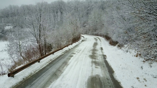 田园诗般的冬天在大自然-雪道在山上视频素材