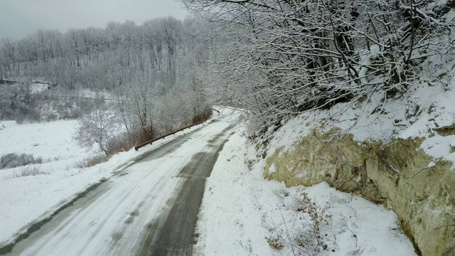 田园诗般的冬天在大自然-雪道在山上视频素材