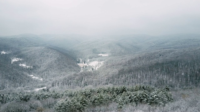 大自然中田园诗般的冬天——白雪覆盖的山脉视频素材