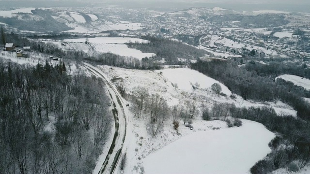 田园诗般的冬天在大自然-雪在路上视频素材