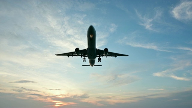 4K高空飞行飞机在日落或日出降落视频素材